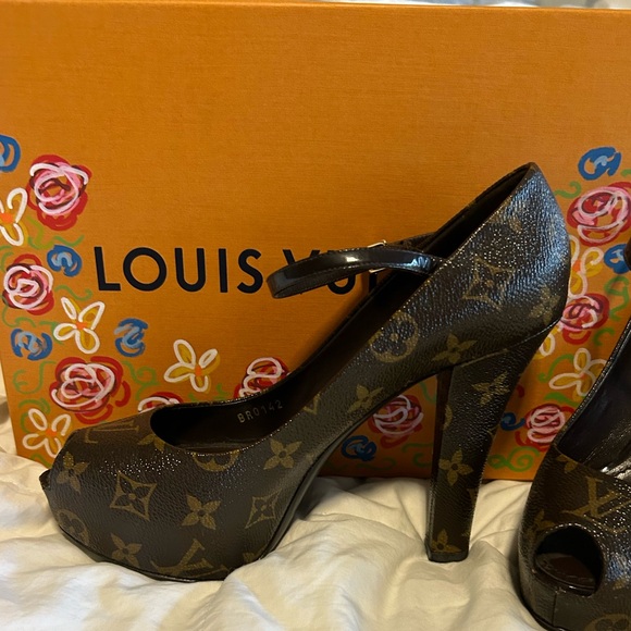 LOUIS VUITTON MONOGRAM PLATFORM PUMP - Picture 8 of 9